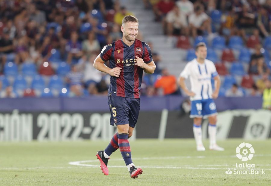 Shkodran Mustafi, durante el Levante-Tenerife en el Ciutat de Valencia.