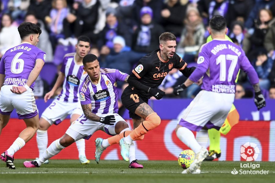 Samu Castillejo regatea en el Real Valladolid - Valencia (Foto: LaLiga).