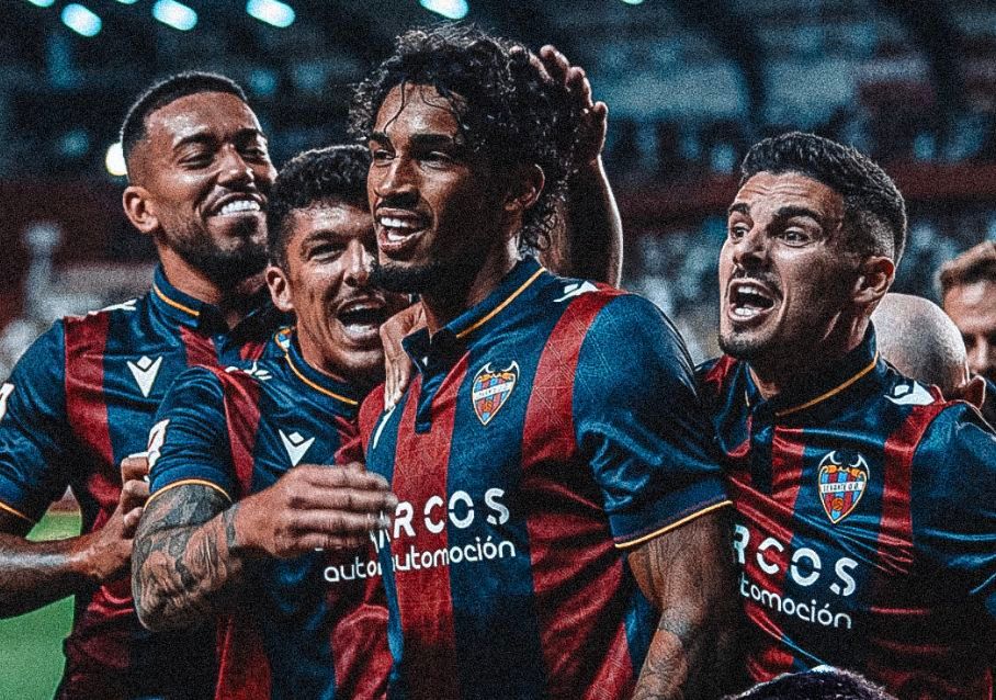  Fabrício celebra el gol en el Albacete - Levante.