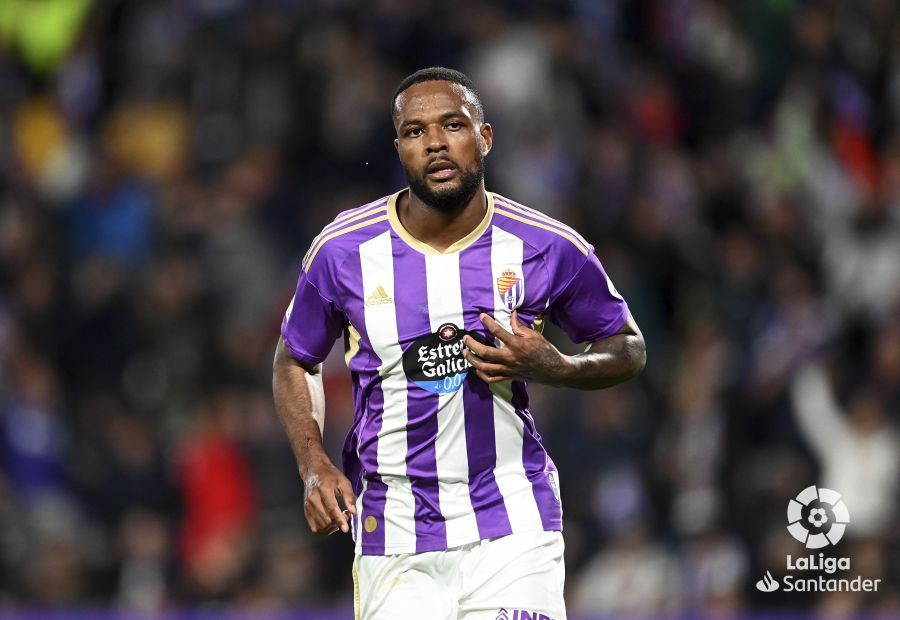 Larin ante el Barcelona en Zorrilla. (Foto: LaLiga).
