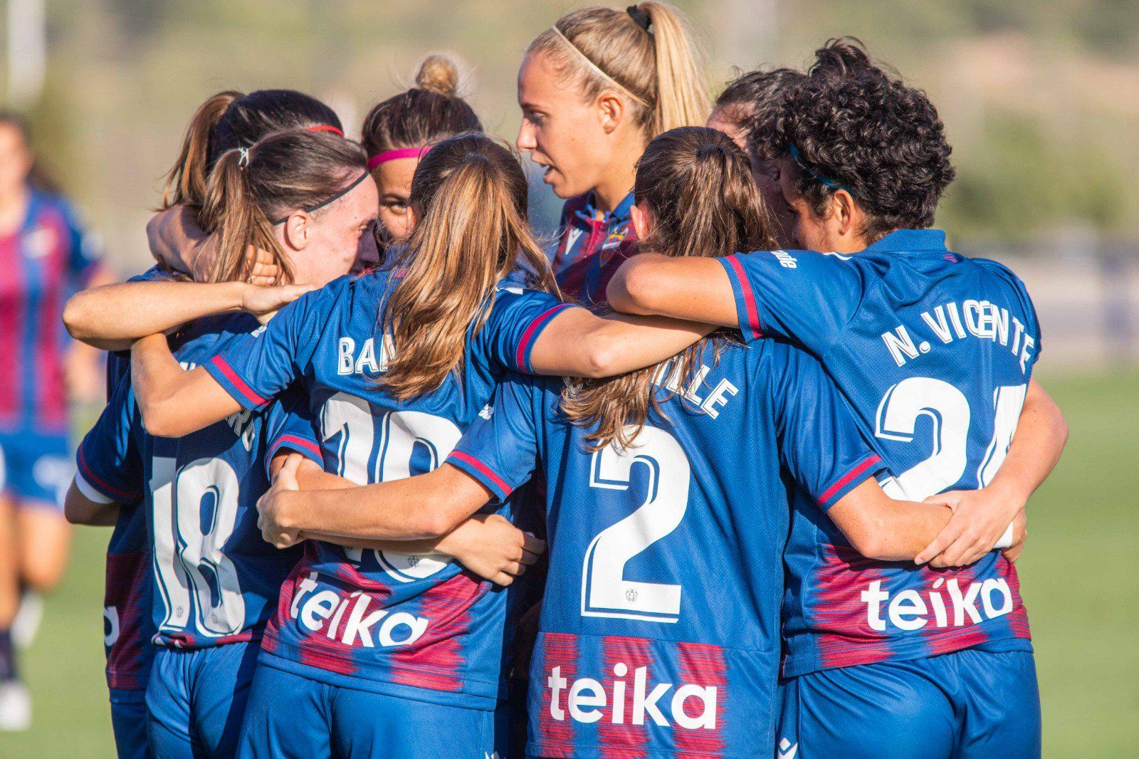  El Levante UD Femenino celebra un gol ante el Rayo.