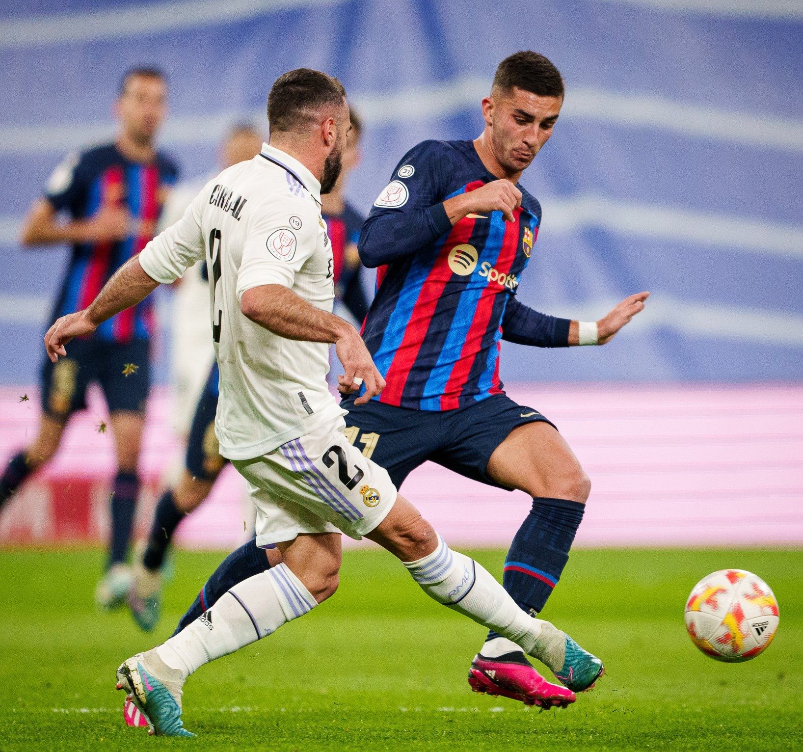 Ferran Torres, ante Carvajal en el Clásico.