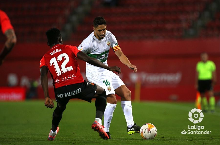 Fidel encara a Baba durante el Mallorca-Elche (Foto: LaLiga). 