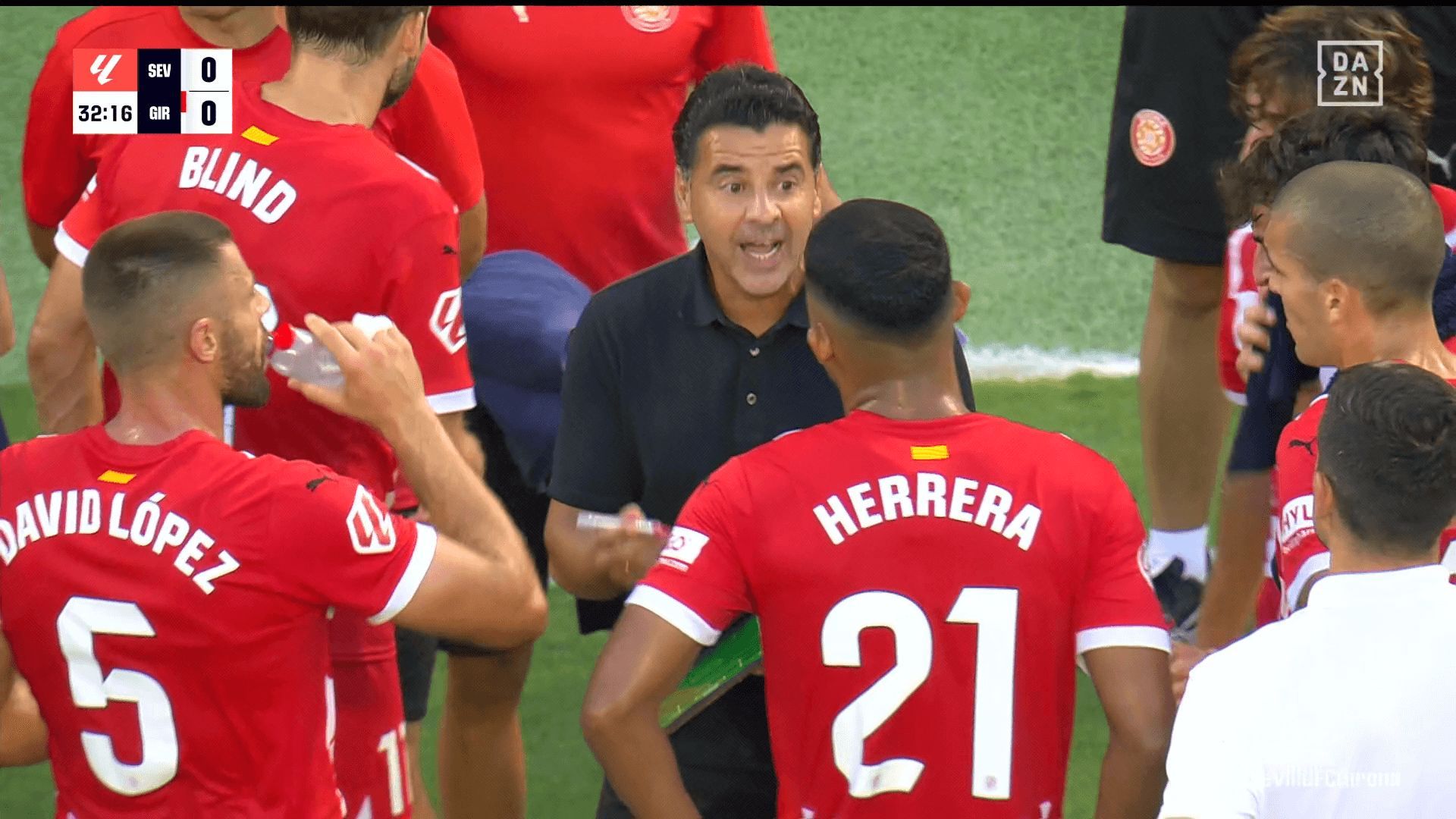  Michel, dando indicaciones a Yángel Herrera en el Sevilla-Girona (foto: captura DAZN).