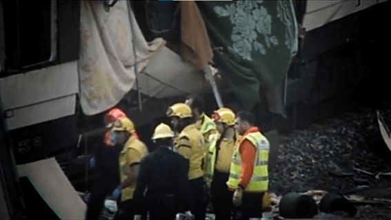  Fotografía de bomberos y sanitarios asistiendo en el 11M