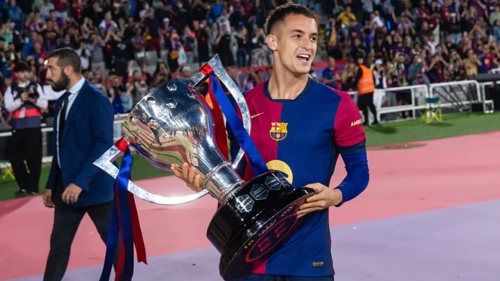  Marc Casadó, junto al título de LALIGA EA SPORTS (foto: Instagram Marc Casadó).