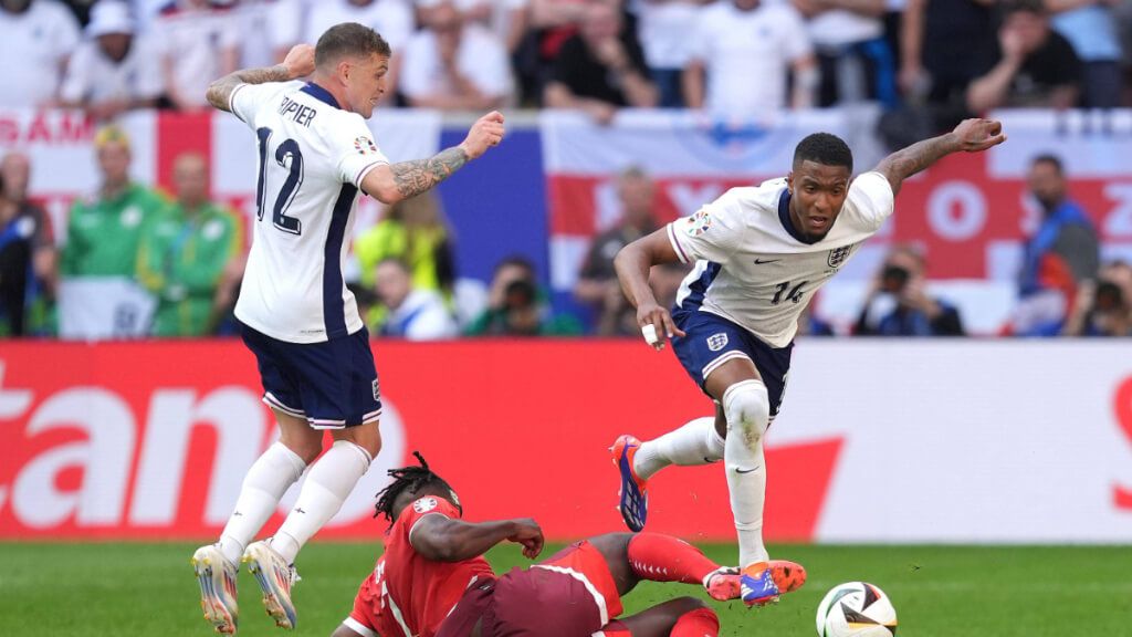  Mainoo y Trippier roban el esférico a Embolo durante el Inglaterra-Suiza de la Eurocopa 2024 (foto
