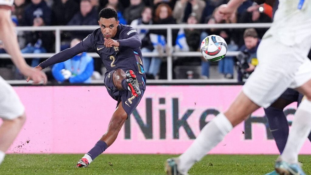 Trent Alexander-Arnold lanzando una falta con Inglaterra.