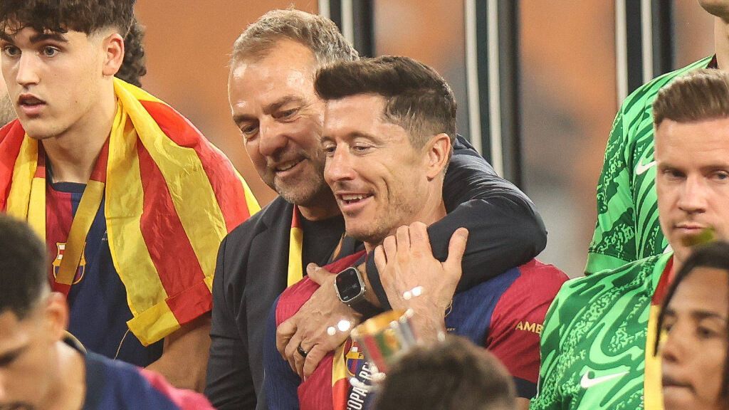 Hansi Flick celebrando junto a Lewandowski (Cordon Press)