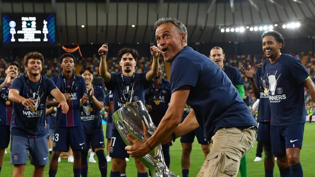 Luis Enrique celebra junto a la afición de PSG el título de Supercopa de Europa (foto: PSG Instag
