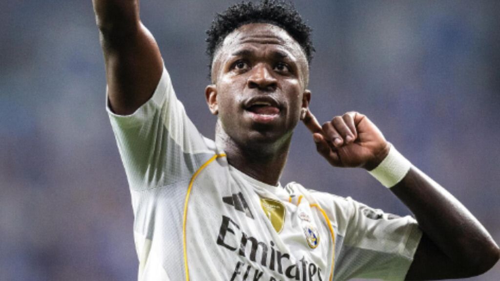  Vinicius haciendo o un gesto a la grada del Carlos Tartiere