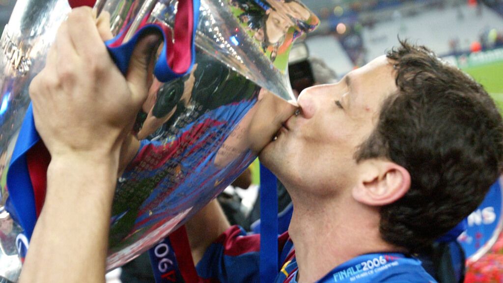 Julian Belletti besa la Champions League que levantó con el Barcelona (foto: Cordon Press).