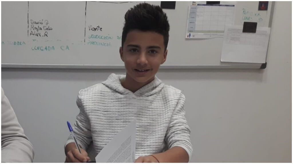  Paco Cortés firmando su primer contrato con el Levante en 2019. (@LevanteUD)