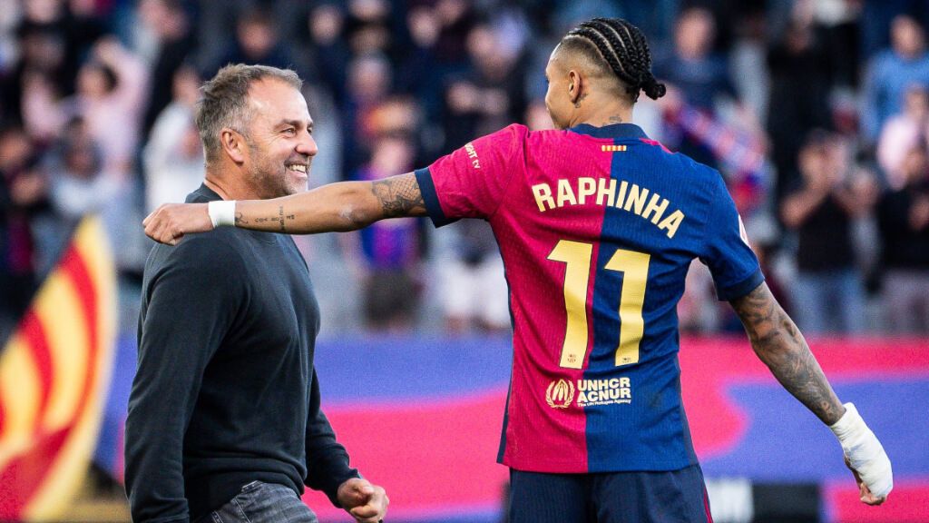 Hansi Flick, junto a Raphinha, durante un partido con el Barcelona (foto: Cordon Press).