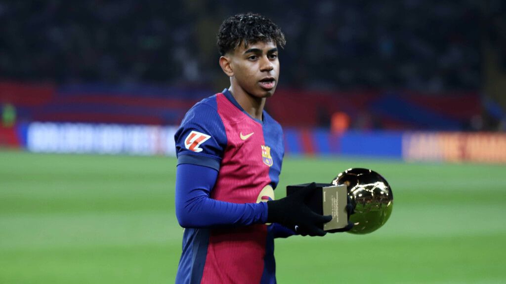 Lamine Yamal, con el Golden Boy en un partido con el Barcelona (foto: cordon Press).