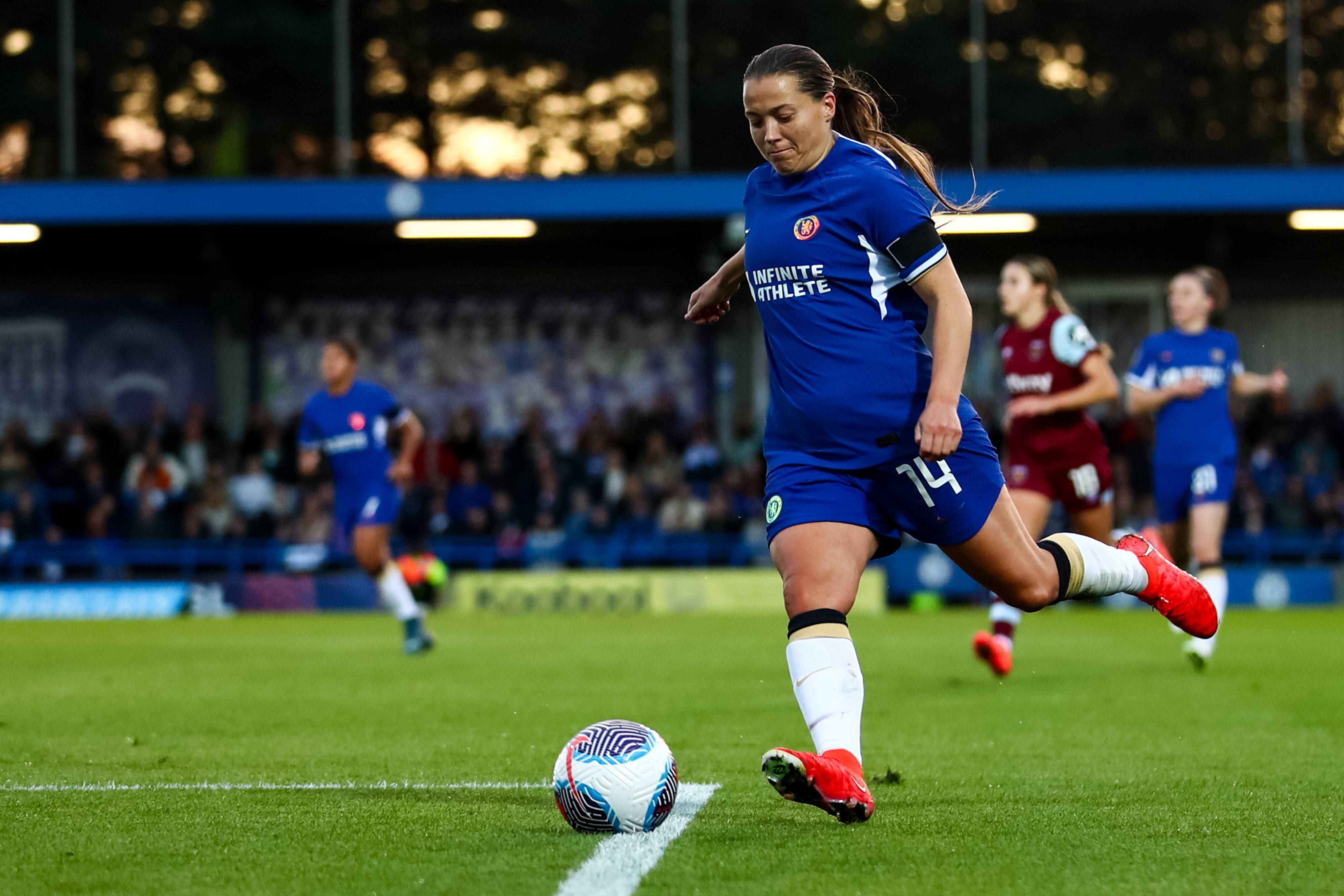  Fran Kirby solo se quita la chaqueta durante los partidos. (Cordon Press)