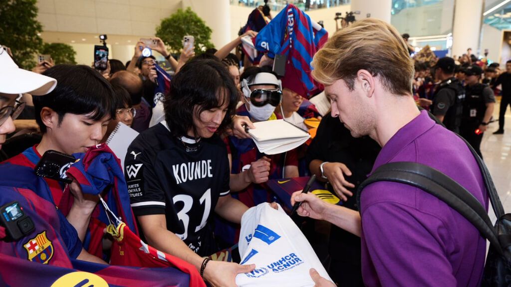  Frenkie de Jong firma autógrafos en Saúl ('X' FC Barcelona)