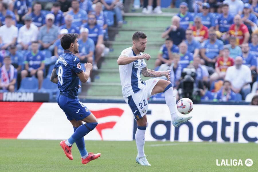  Nastasic despeja delante de Arambarri en el Getafe-Leganés.