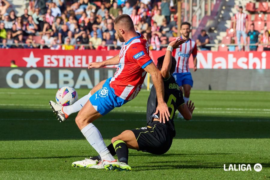  David López corta un balón en el Girona-Almería.