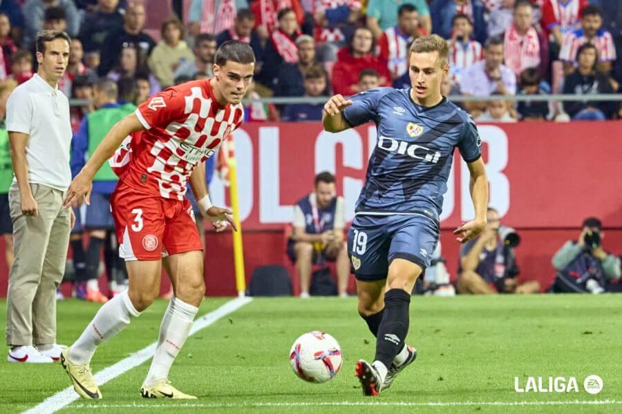  Miguel Gutiérrez y Jorge de Frutos pelean un balón en el Girona-Rayo.