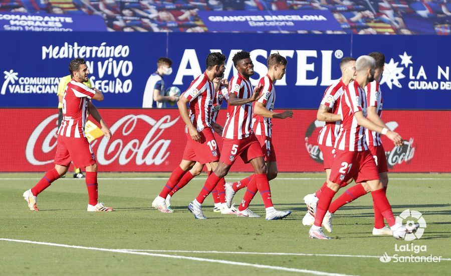  Los jugadores del Atlético celebran el 0-1 ante el Levante.