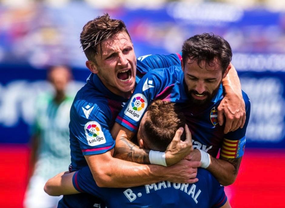  Bardhi, Morales y Mayoral celebran un gol ante el Betis.