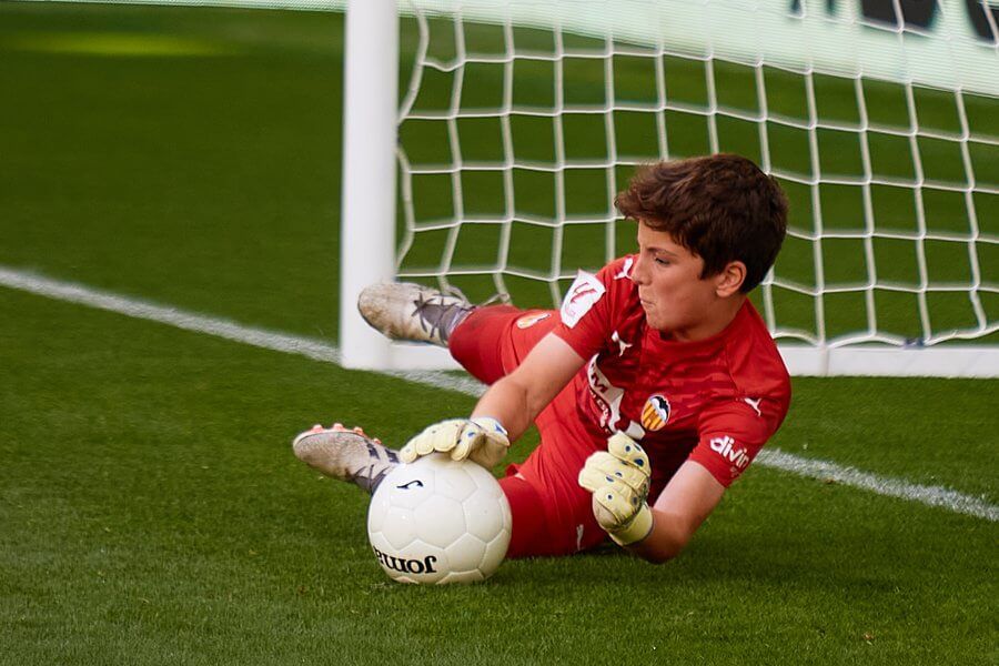 Almero, portero del Valencia, detuvo dos penaltis en el partido ante el Villarreal.