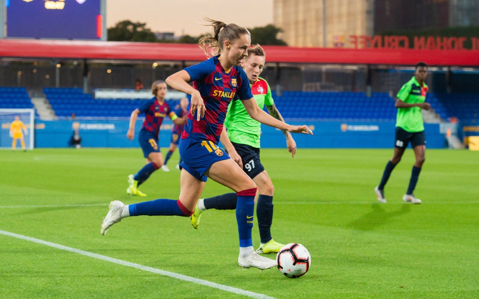  Graham Hansen conduce el balón en el duelo ante el Minsk.