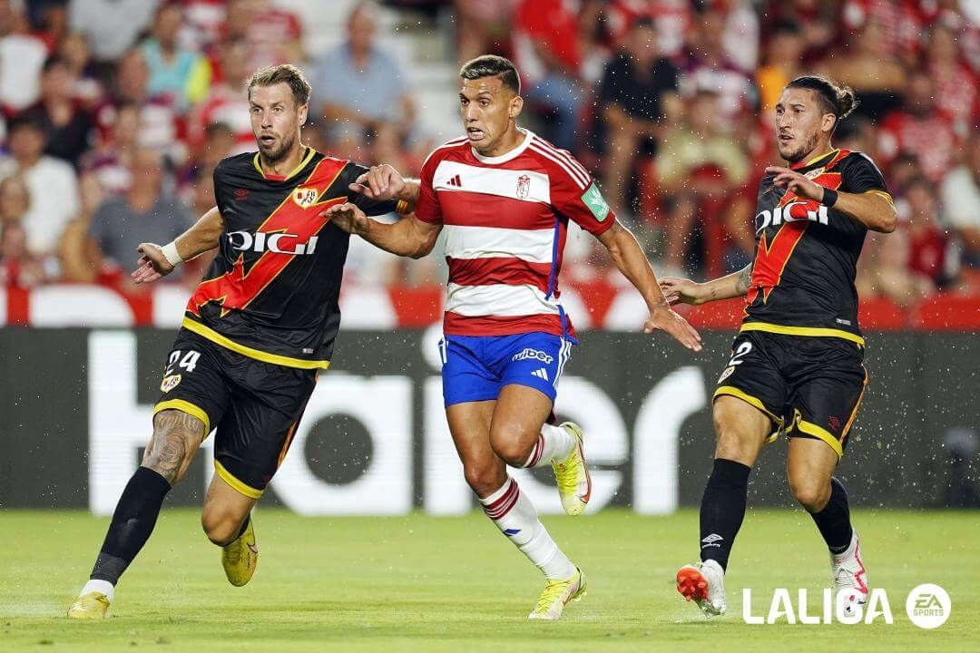 Pelea entre Myrto Uzuni y Florian Lejeune en el Granada-Rayo.