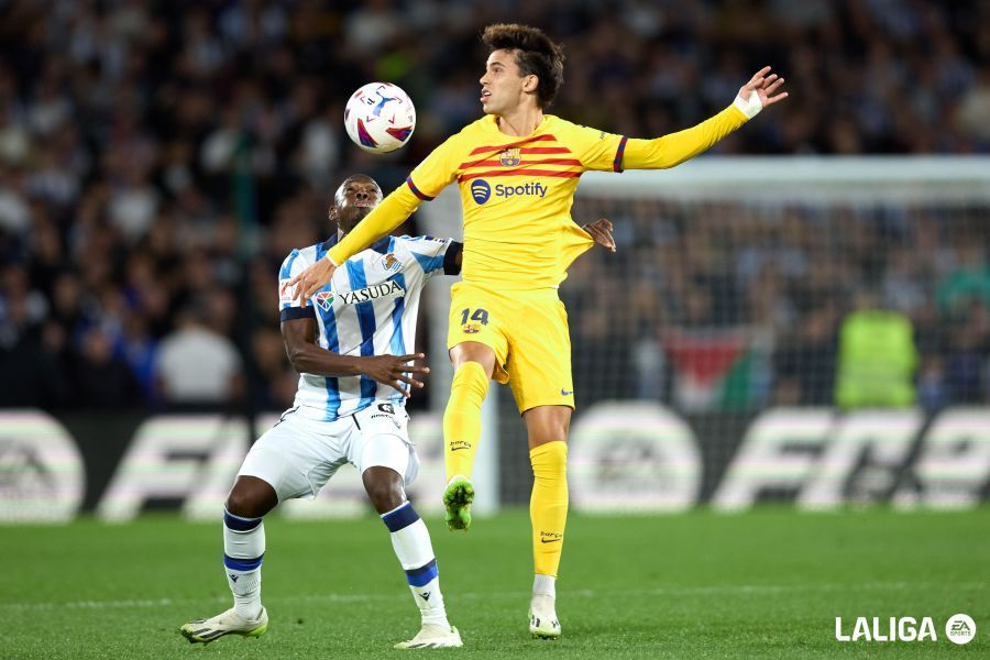  Hamari Traoré con Joao Félix en un lance del Real Sociedad-Barcelona.