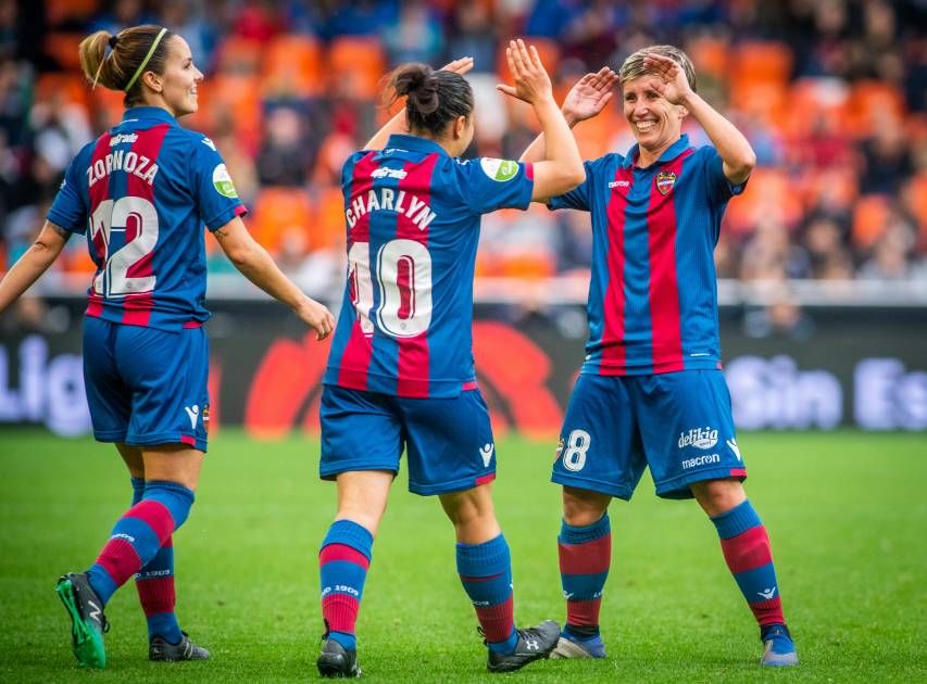  Charlyn celebra su gol en Mestalla.
