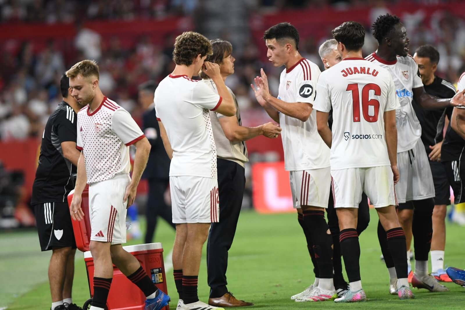 Matías Almeyda, charlando con Castrín.