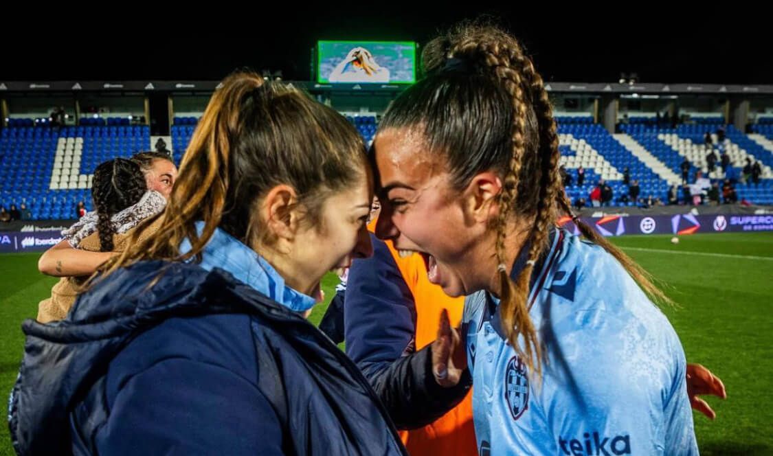 Andrea Tarazona y Daniela Arques, celebrando la clasificación para la última final de la Supercopa