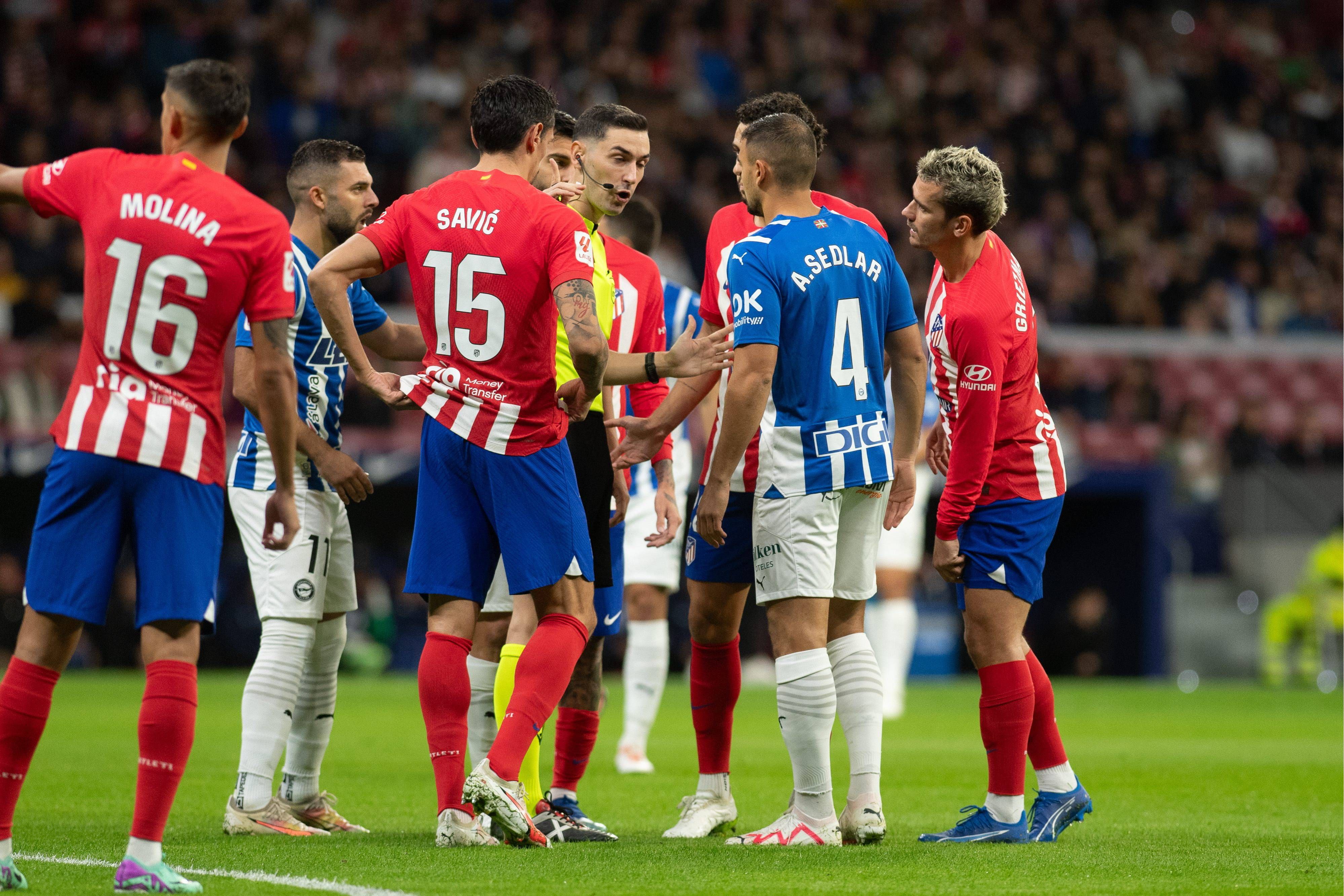 Jugadores de Atlético y Alavés hablan con Muñiz Ruiz en el partido de la primera vuelta.