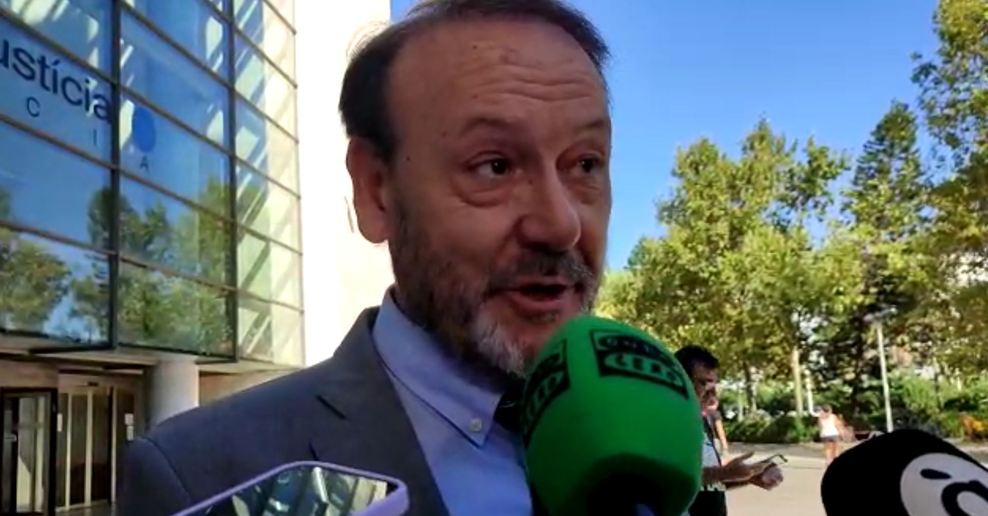  Jaime Navarro atiende a los medios.