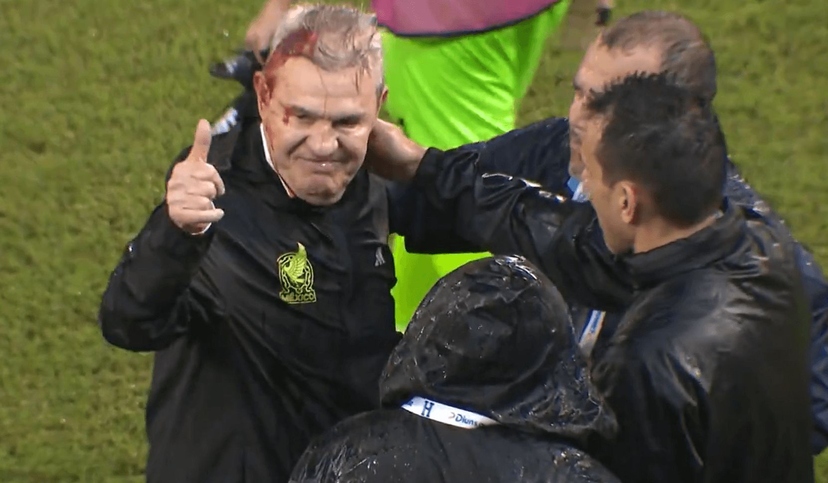 Javier Aguirre, tras recibir el impacto de un objeto desde la grada en el Honduras - México.