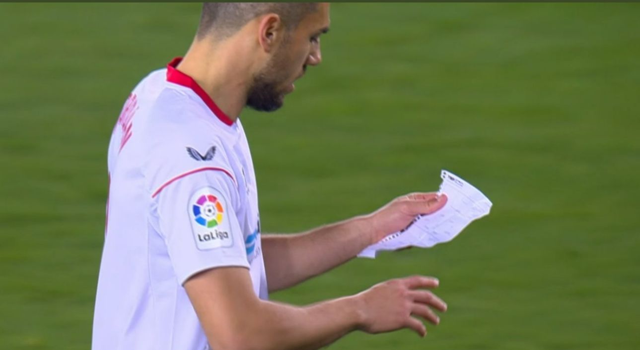 Joan Jordán leyendo las instrucciones de Sampaoli.
