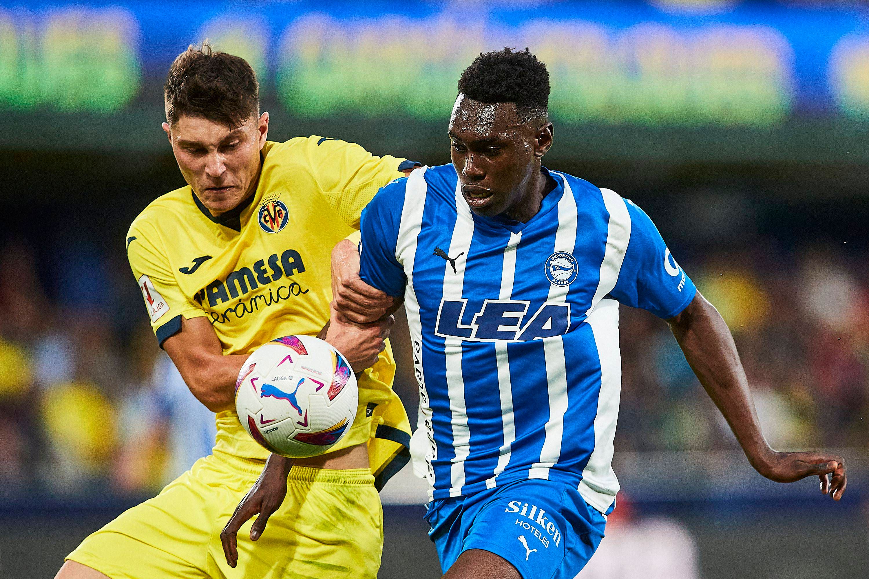  Jorge Cuenca y Samu Omorodion pelean por un balón en el Villarreal-Alavés.