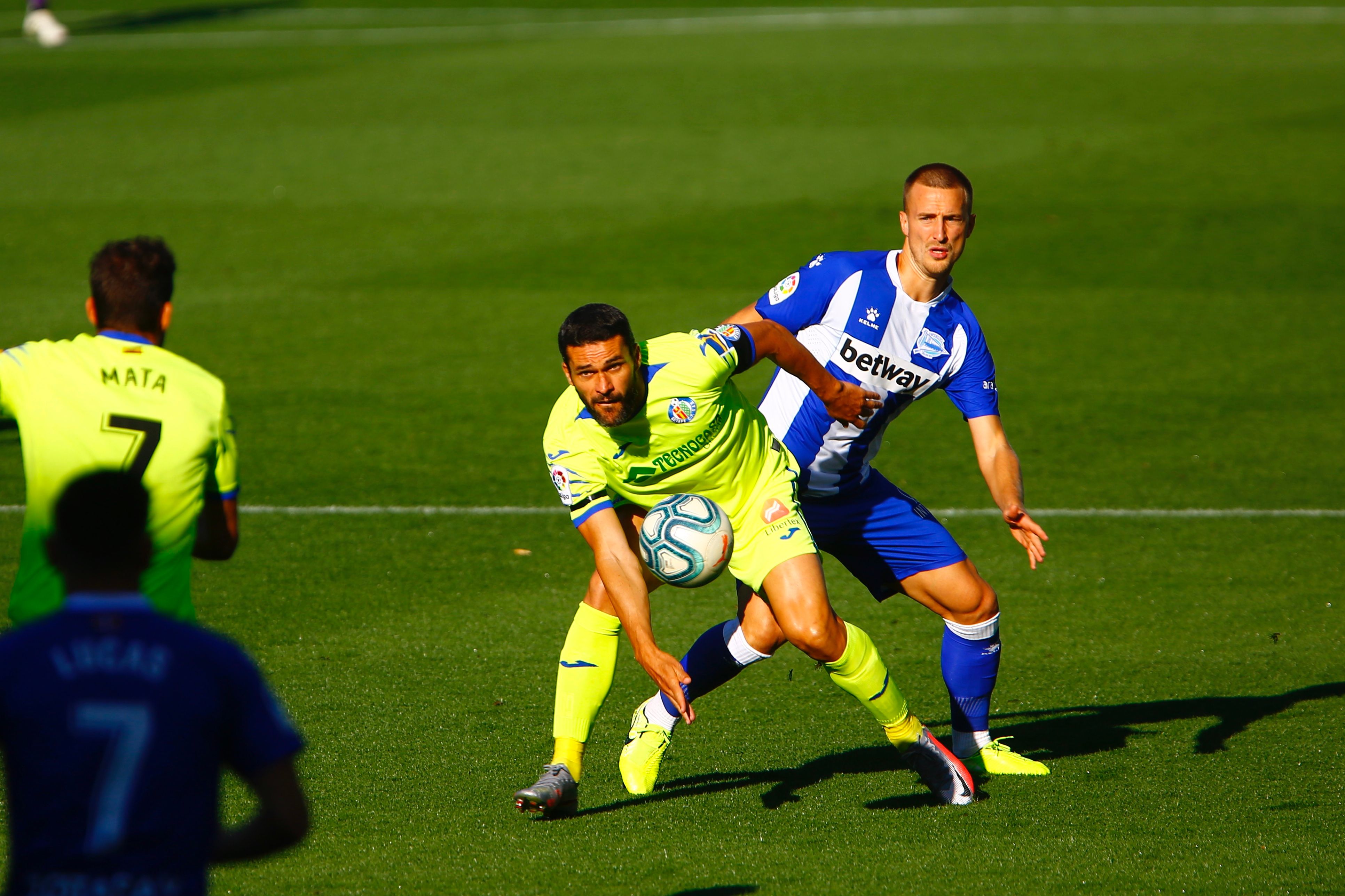  Jorge Molina y Rodrigo Ely, durante el Alavés-Getafe.
