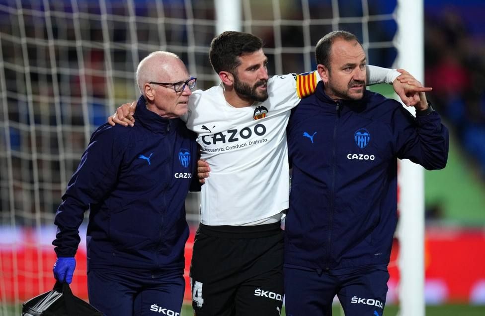  José Gayà abandona el campo lesionado.
