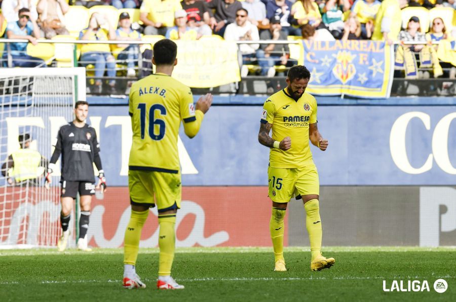 José Luis Morales celebra uno de sus goles en el Villarreal-Osasuna.