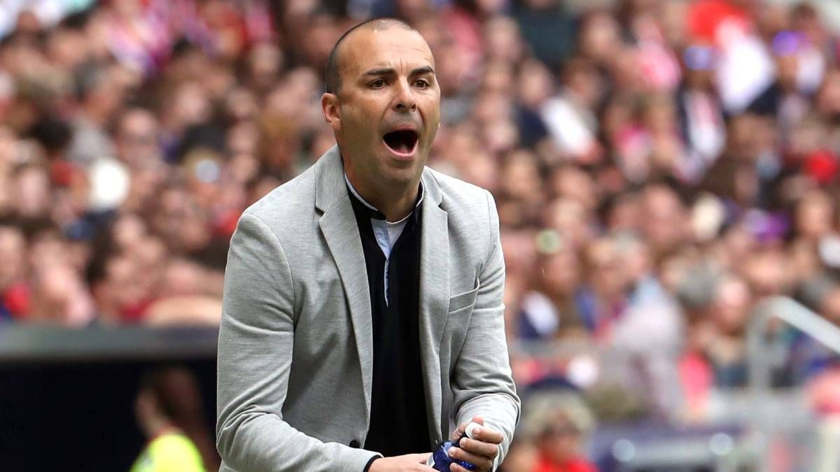  José Luis Sánchez Vera da instrucciones durante un partido.