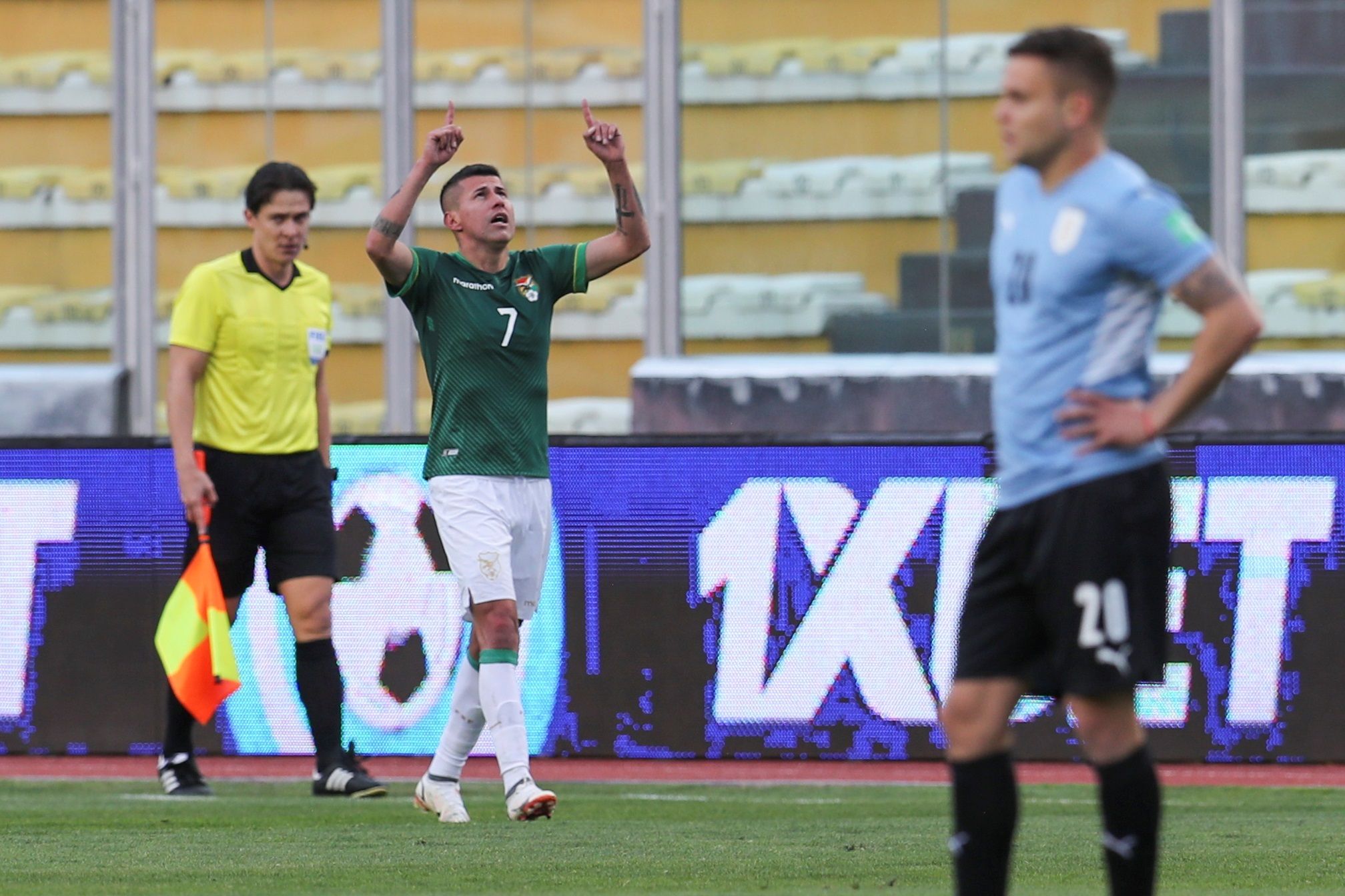 Juan Carlos Arce celebra un gol en el Bolivia-Uruguay.