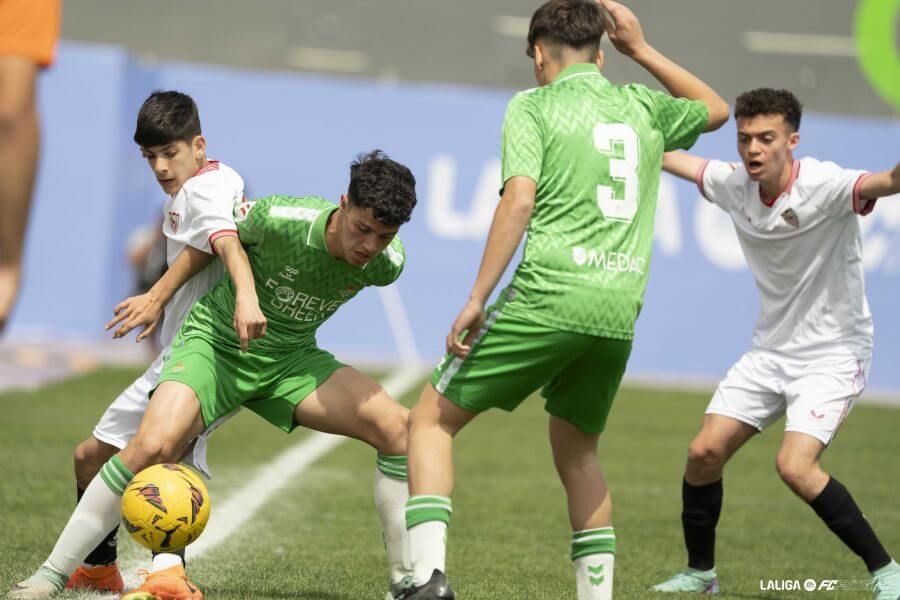 Jugada del Sevilla-Betis de LALIGA FC Futures.