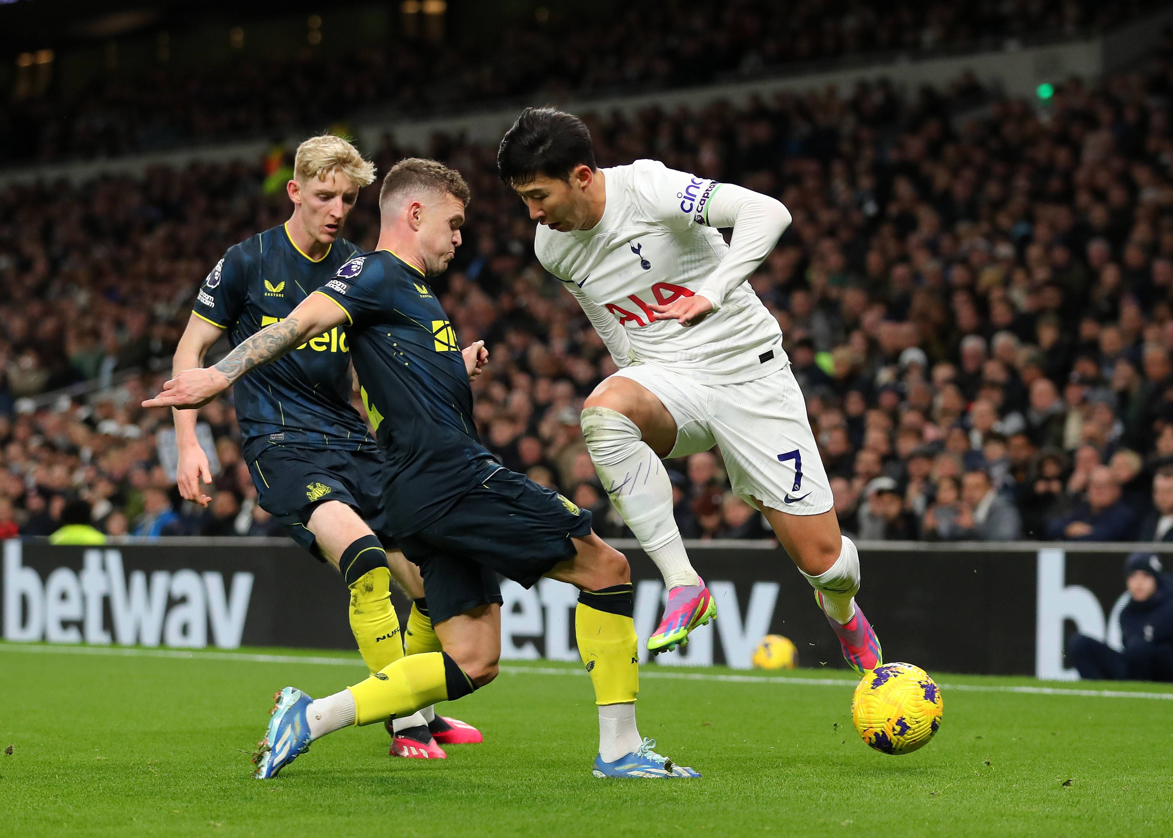  Kieran Trippier ante Heung-Ming Son en el Tottenham-Newcastle..