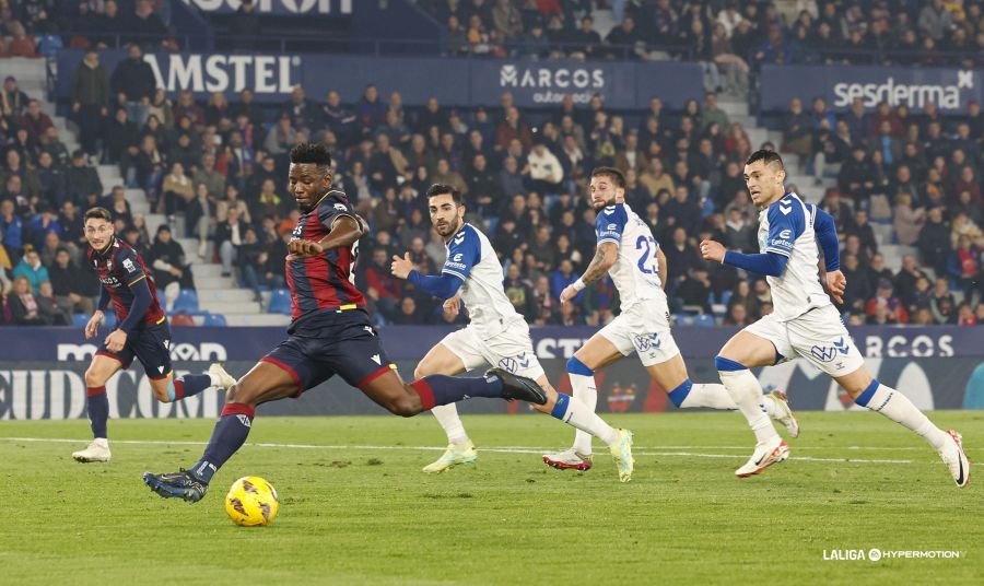 La ocasión de Bouldini ante el CD Tenerife (Foto: LALIGA).