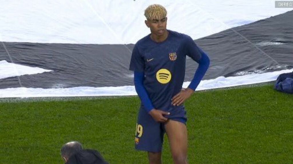  Lamine Yamal, atendido por los médicos en el calentamiento del Barça-Inter (Movistar+)