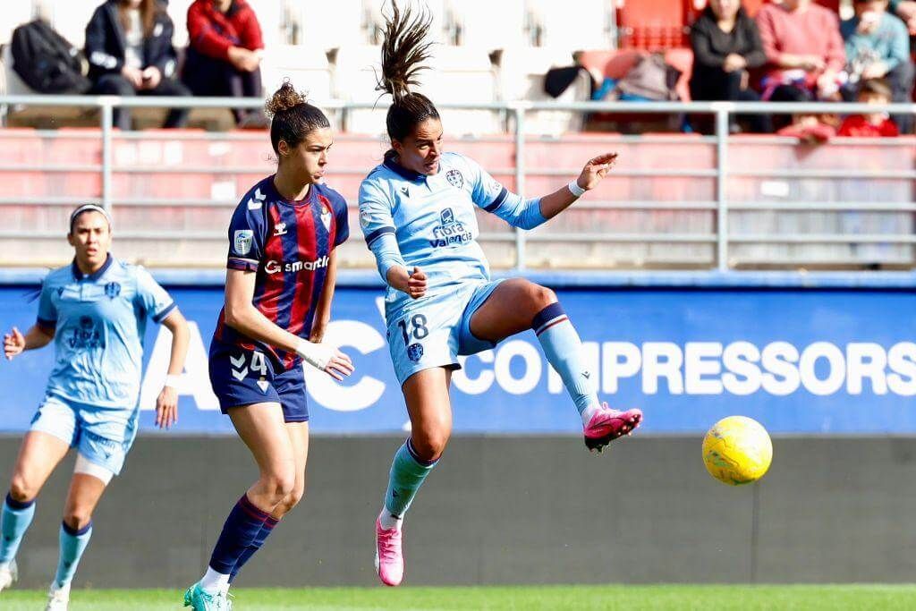  Gabi Nunes en una acción del partido entre el Éibar y el Levante Femenino en Ipurúa.