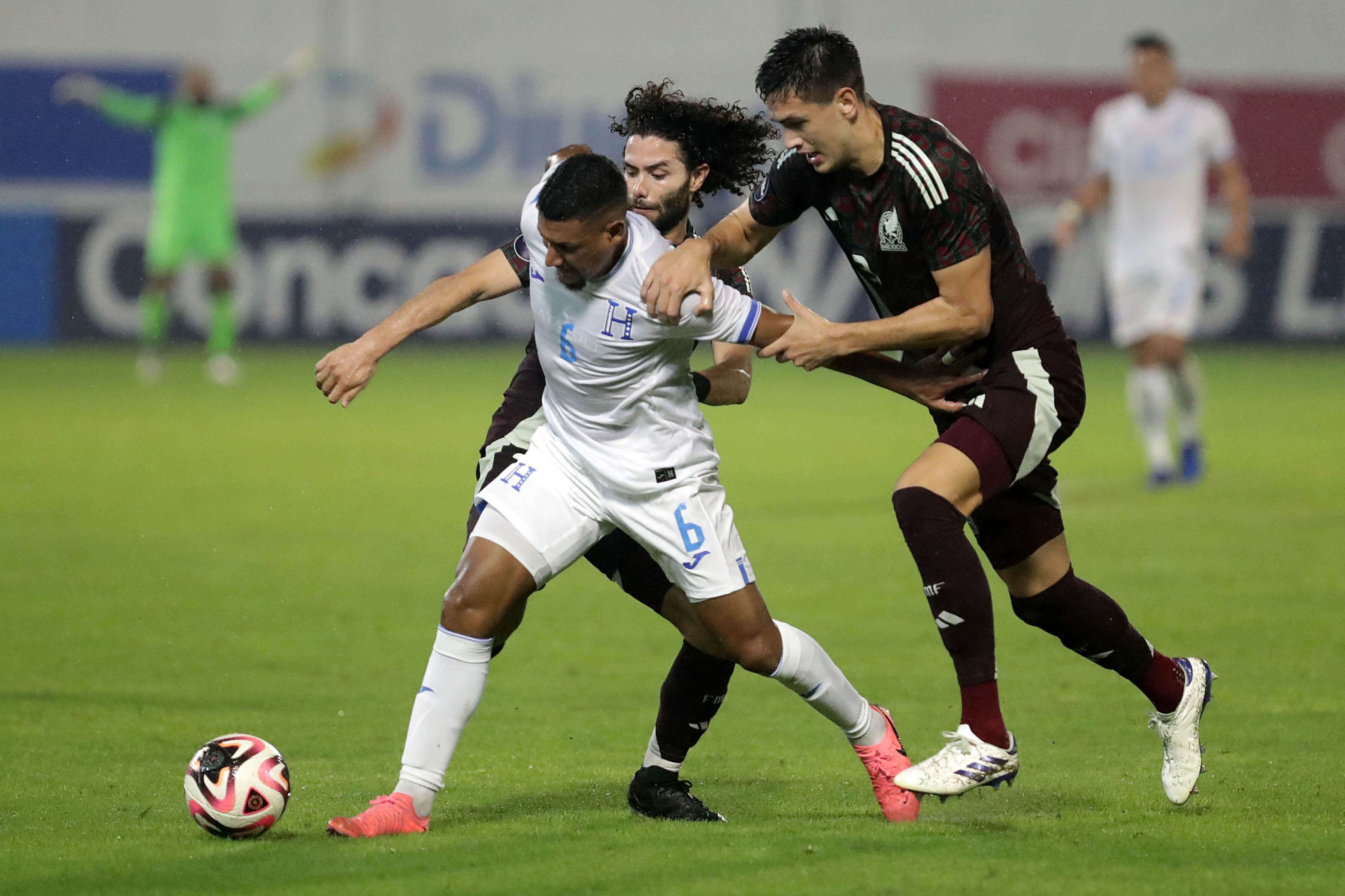 Lance del partido entre Honduras y México.