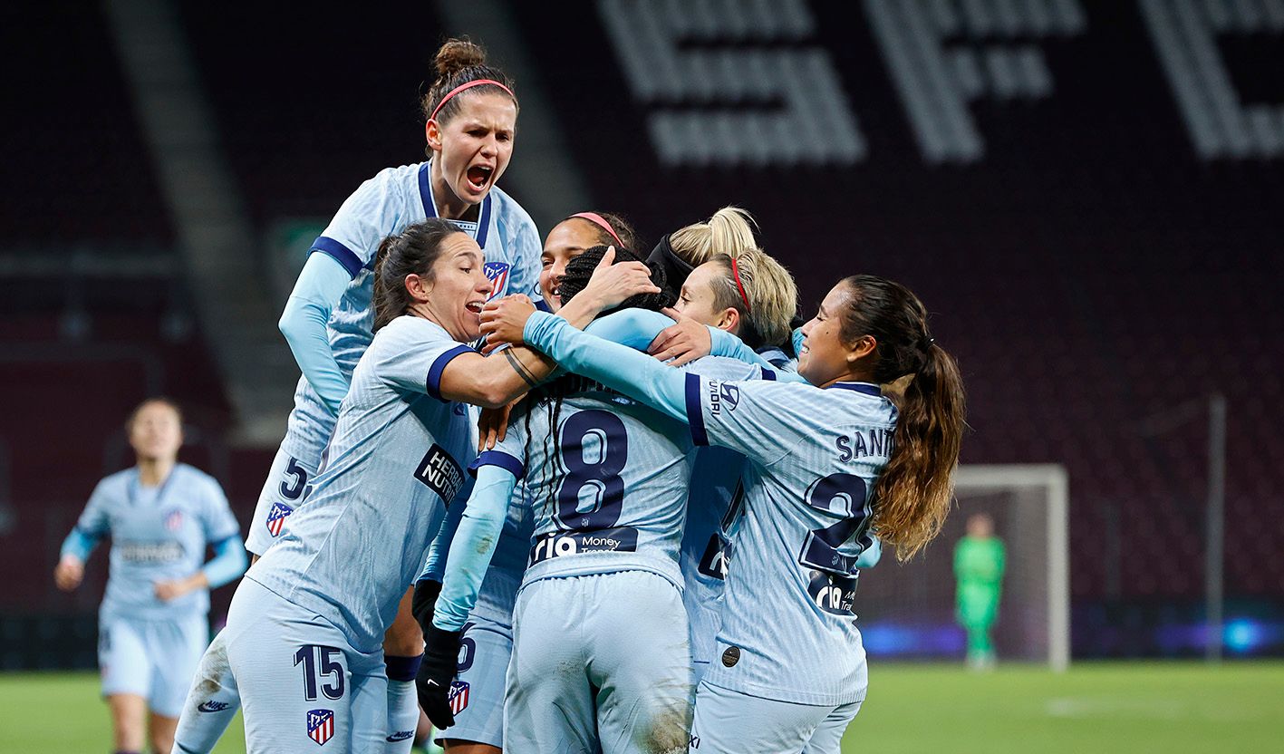  Las jugadoras del Atlético celebran un gol con Ludmila.